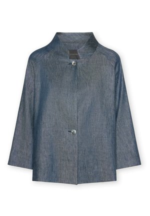 Graublaue, strukturierte Jacke mit Stehkragen, zwei Knöpfen vorne und dreiviertellangen Ärmeln, dargestellt vor weißem Hintergrund.