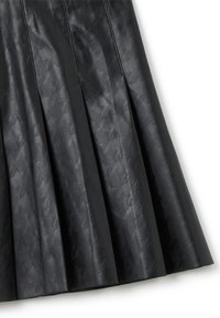 Gonna nera a pieghe realizzata in pelle testurizzata con un motivo geometrico, caratterizzata da linee morbide e un design strutturato.