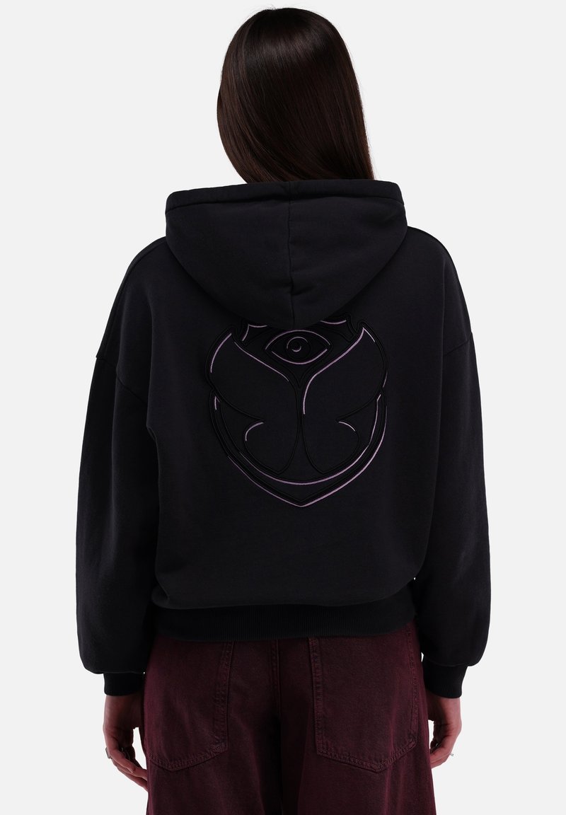 Schwarzer Kapuzenpullover mit einem auffälligen lila Logodesign auf dem Rücken, aus weichem Stoff mit entspannter Passform und gerippten Bündchen.
