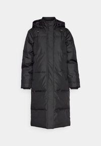 Černá prošívaná bunda s kapucí, se zipem vpředu, s vycpaným designem, bočními kapsami a elastickými lemy na rukávech. Hladká textilie. Středně dlouhý střih.