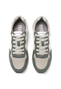 Zapatillas deportivas en beige y gris fabricadas con materiales de malla y ante, que presentan una suela texturizada, puntera redondeada y cordones planos. Logo sutil en la lengüeta.