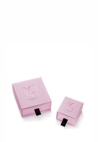 Rózsaszín dobozok fényes felülettel, az elején egy kiemelt pillangó logóval. Egy nagy és egy kisebb doboz, mindkettő fekete húzófülekkel.