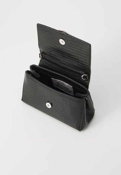 Carteira preta em couro texturizado com fecho de pressão, apresentando múltiplos compartimentos e um rótulo interior. Detalhe de superfície em padrão de crocodilo.