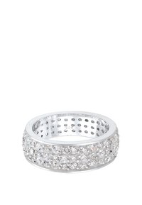 Anello in tonalità argento con cristalli trasparenti disposti in una fila continua, con un interno liscio e un design a puntini sui lati.