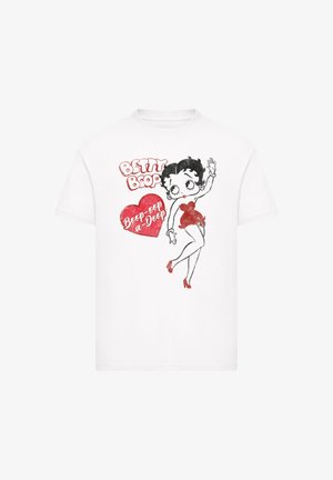 Weißes T-Shirt mit einem Grafik-Druck von Betty Boop in einem roten Kleid, mit roten Akzenten und dem Text "BETTY BOOP" und "Boop-oop-a-doop."
