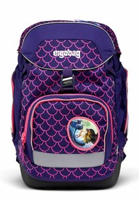 Lila ergonomische Rucksack mit pinkem Fischschuppenmuster, vorderer Tasche, silbernen Akzenten und einem bunten Charakter-Patch im unteren rechten Bereich.
