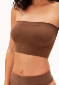 Bruin geribd bandeau-topje met een aansluitend ontwerp, voorzien van een zachte textuur en een ingebouwd logo op de band. Wordt geleverd met een bijpassende lage taille broekje.