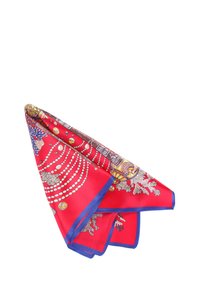 Écharpe en soie rouge ornée de motifs colorés complexes, avec une bordure bleue et des motifs décoratifs comprenant des perles et des designs floraux.