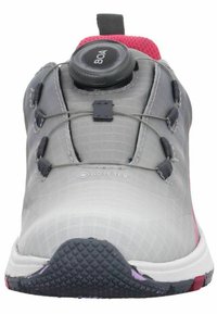Szare buty sportowe z różowymi akcentami, z zaokrąglonym noskiem, siateczkową cholewką, systemem zapięcia BOA oraz teksturowaną gumową podeszwą. Widoczne logo GORE-TEX.