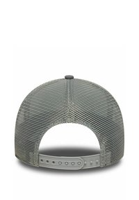 Graue Netz-Basketballmütze mit abgerundetem Oberteil, Snapback-Verschluss und subtilen geometrischen Mustern auf dem Stoff. Texturierte Oberfläche im gesamten Bereich.