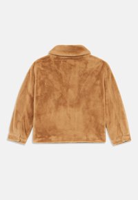 Chaqueta de piel sintética marrón con una textura suave, cuello y mangas largas. Corte recto con costuras cosidas y sin herrajes visibles.
