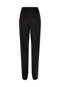 Schwarze gerade geschnittene Hose mit elastischem Bund, von hinten gezeigt, auf weißem Hintergrund.