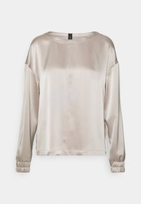 Blouse beige en satin à manches longues, col rond, coutures d'épaules tombantes, détail de couture centrale et poignets élastiqués.