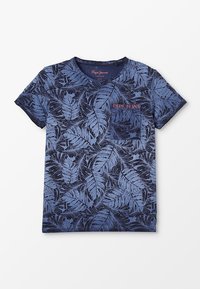 Koszulka z krótkim rękawem w ciemnoniebieskim kolorze z wzorem liści, okrągły dekolt oraz mała kieszonka z logo "Pepe Jeans" w kolorze czerwonym.