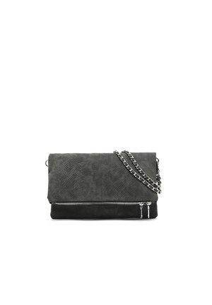 Sort fold-over tekstureret clutch med sølvlynlås og dobbelt sølvkæde-rem på hvid baggrund.