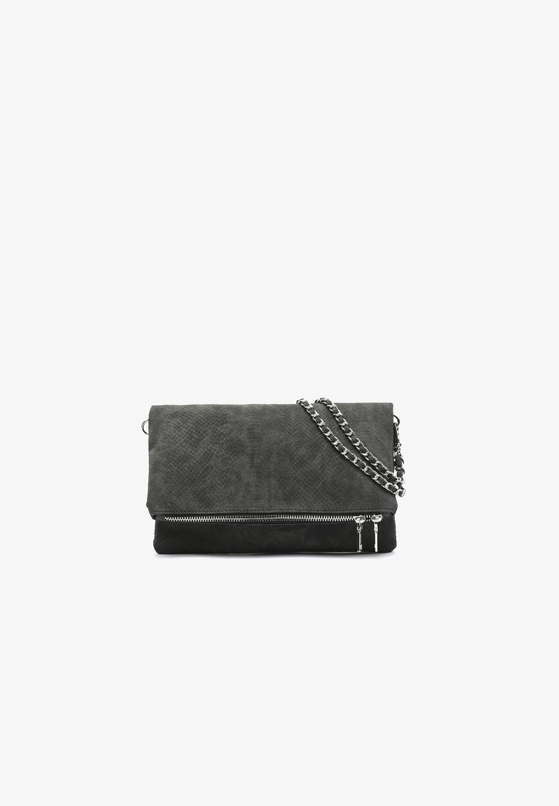 Pochette noire texturée à rabat avec fermeture éclair argentée et double bandoulière chaîne argentée sur fond blanc.