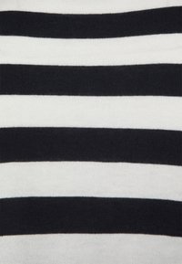 Tissu rayé avec de larges bandes horizontales bleu marine et blanches. La texture est lisse et tricotée, avec des largeurs de rayures constantes.