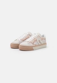 Sneakers bianchi con una tomaia testurizzata in champagne e rosa chiaro, dotati di un logo rotondo, lacci bianchi e suola in gomma beige.