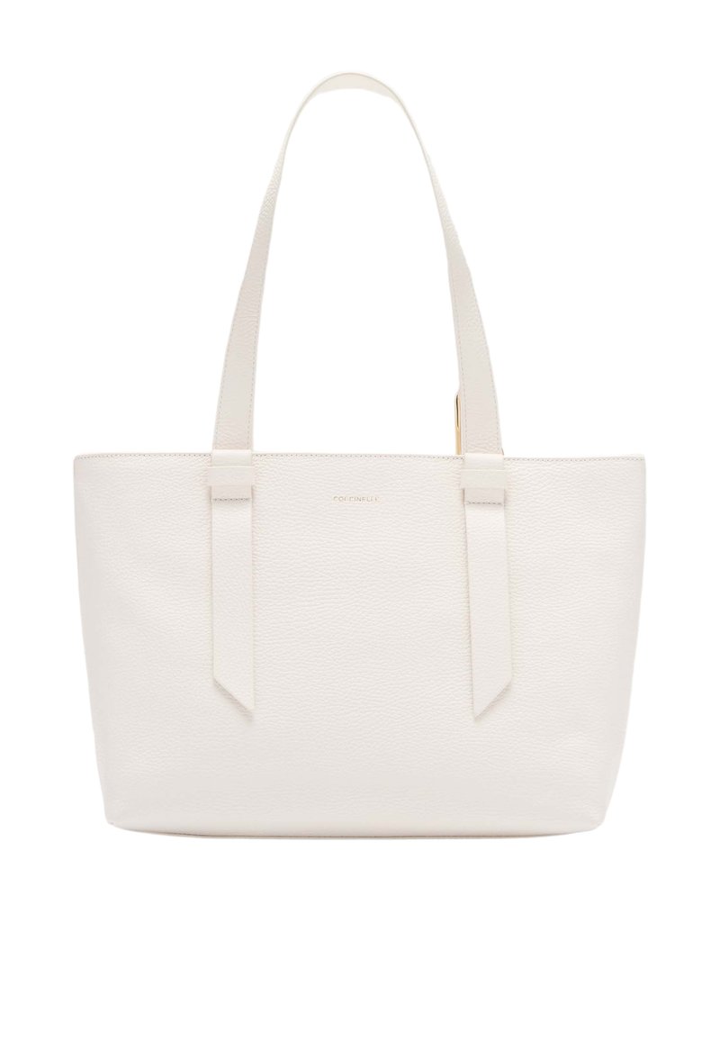 Sac tote en cuir blanc avec deux poignées plates, une surface texturée, et des sangles verticales épurées sur les côtés, arborant un logo de marque subtil.