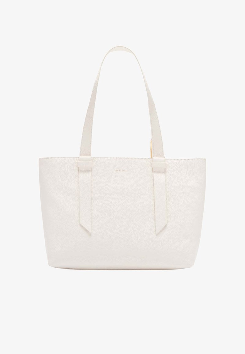 Sac tote en cuir blanc avec deux poignées plates, une surface texturée, et des sangles verticales épurées sur les côtés, arborant un logo de marque subtil.