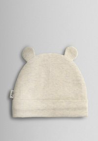Svetlo béžová rebrovaná detská čiapka s malými zaoblenými uškami na vrchu a preloženým lemom. Vyrobená z mäkkej látky, s logom na boku.
