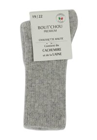 Chaussette haute grise en mélange de cachemire et de laine. Présente une texture côtelée et une étiquette avec le nom de la marque et les instructions d'entretien.