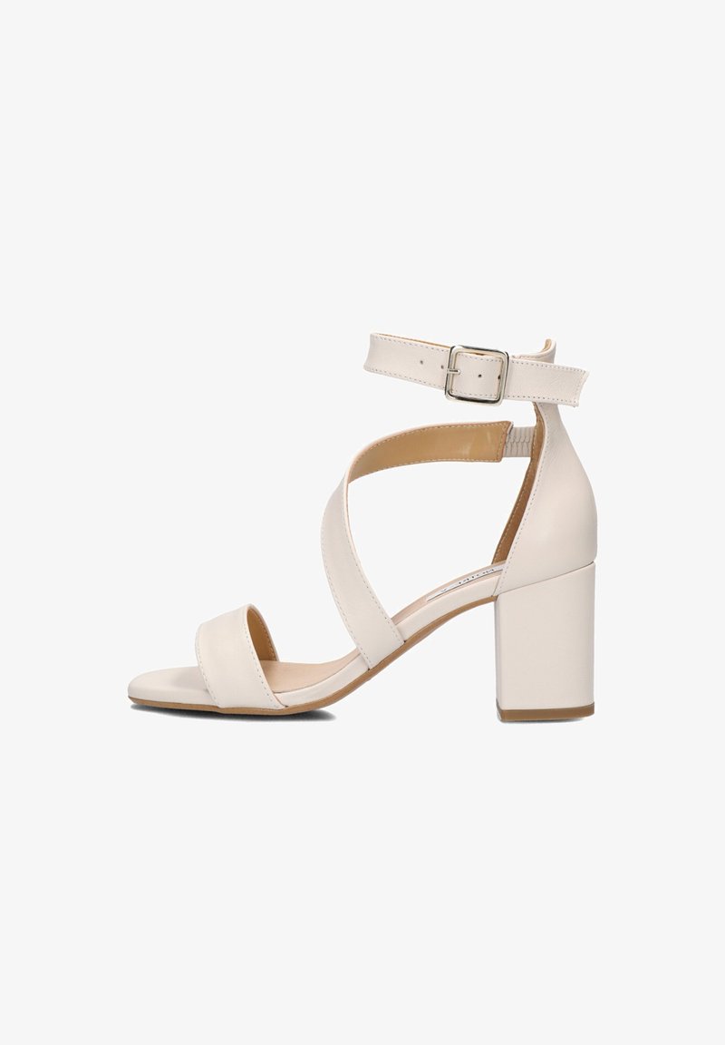 Beige hoge hak sandaal met blokhak, ontworpen met twee brede banden over de tenen en een gespsluiting rond de enkel. Glad lederen afwerking.