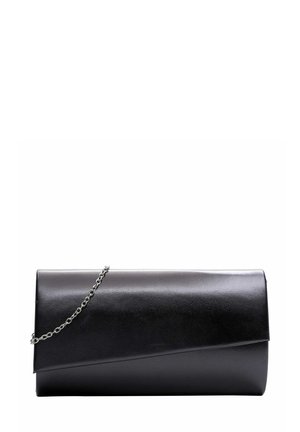 Cartera de mano negra hecha de material sintético liso, con un diseño de solapa triangular y una cadena plateada.