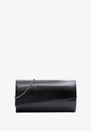 Czarna kopertówka wykonana z gładkiego materiału syntetycznego, z trójkątnym klapą i srebrnym łańcuszkiem.