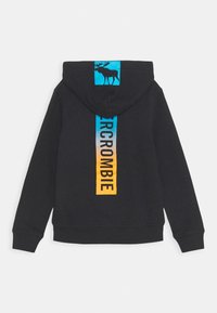 Sudadera negra con capucha ajustable. Presenta un diseño gráfico en azul y naranja y texto en la parte posterior, que muestra la silueta de un alce.
