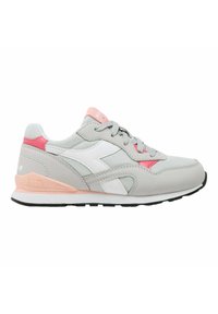 Scarpa sportiva grigia con accenti rosa e bianchi. Presenta una tomaia in rete, suola imbottita e chiusura con lacci. Punta arrotondata con finitura testurizzata.