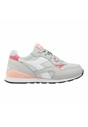Scarpa sportiva grigia con accenti rosa e bianchi. Presenta una tomaia in rete, suola imbottita e chiusura con lacci. Punta arrotondata con finitura testurizzata.