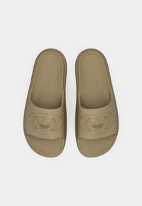 Ταμπά σανδάλια slide με λείο καουτσούκ υλικό. Διαθέτουν ανάγλυφο λογότυπο στο λουράκι και σχηματισμένο πέλμα για καλύτερη πρόσφυση. Σχεδίαση με ανοιχτά δάχτυλα.