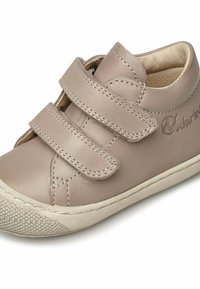 Sneakers en cuir beige avec deux larges bandes Velcro, semelle en caoutchouc texturé et détails cousus sur les bords. Doublure intérieure lisse.