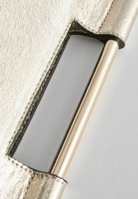 Next HANDLE - REGULAR FIT - Pikkulaukku - gold coloured