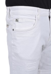 INDICODE JEANS IDHALLOW - Kratke hlače od trapera - off-white