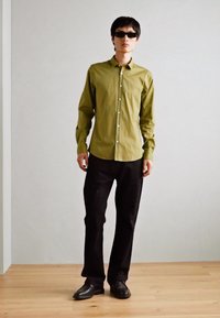 Scotch & Soda SEASONAL ESSENTIALS SOLID SHIRT - Zakelijk overhemd - moss green