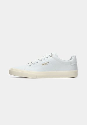 Sneakers bianchi in tela con punta tonda, suola in gomma beige e dettaglio con logo dorato sul lato. Presenta sei paia di fori per i lacci.