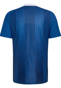 Chemise bleue à manches courtes avec des rayures verticales bleu foncé et un col blanc, vue de dos sur un fond uni.