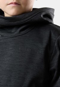 Zwarte hoodie met hoge hals, gemaakt van gestructureerde stof. Voorzien van subtiele branding en een ontspannen pasvorm, geschikt voor casual dragen.