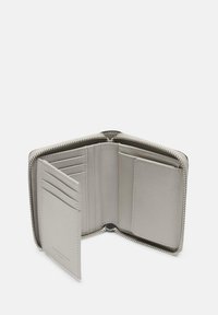 Geldbörse aus grauem Leder mit Reißverschluss, ausgestattet mit mehreren Kartenfächern, einer Münztasche und glatter Oberfläche. Das Innenleben ist schlicht und minimalistisch.
