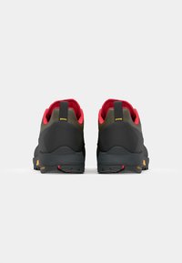 Schwarze und graue Outdoor-Schuhe mit einer strukturierten Oberseite, roten Akzenten und Vibram-Sohle. Die Rückansicht zeigt kontrastierende Farbakzente und Zuglaschen.