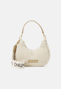 Mala de imitação de lã cor creme com design curvo, ferragens douradas e uma alça bege destacável com a palavra "Valentino" em preto.