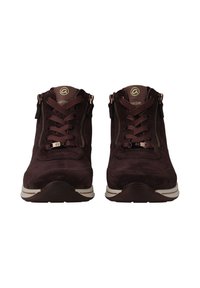 Sneakers alte in suede marrone con chiusura a lacci e zip, dotate di una suola imbottita e sottili dettagli metallici.
