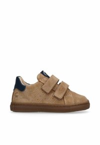 Sneaker in suede marrone con due cinturini in Velcro, dettagli in blu navy, parti perforate e suola in gomma marrone. Design low-top, stile casual.