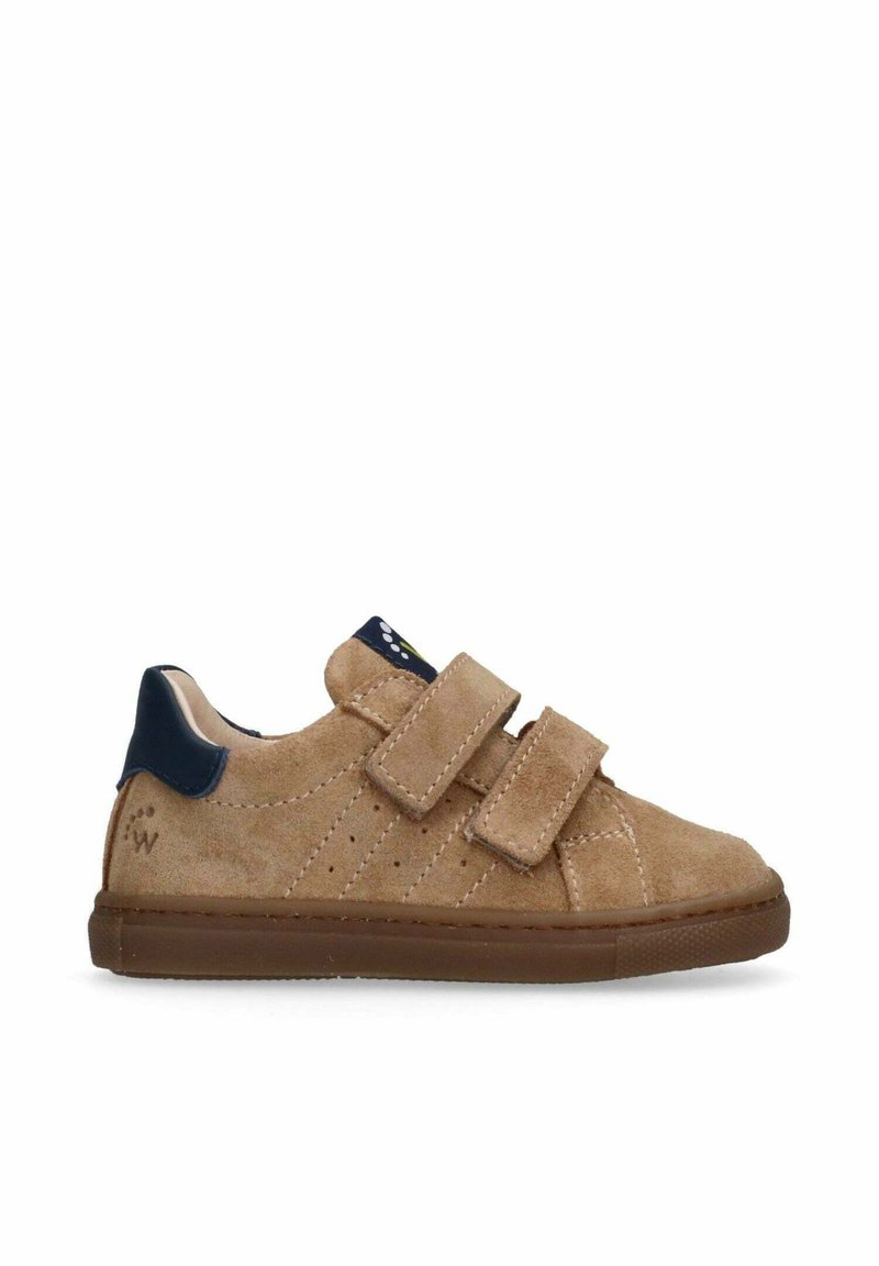 Sneaker in suede marrone con due cinturini in Velcro, dettagli in blu navy, parti perforate e suola in gomma marrone. Design low-top, stile casual.