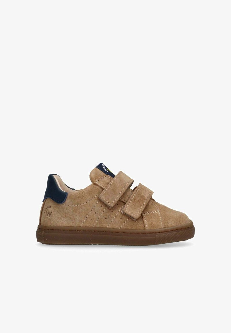Sneaker in suede marrone con due cinturini in Velcro, dettagli in blu navy, parti perforate e suola in gomma marrone. Design low-top, stile casual.