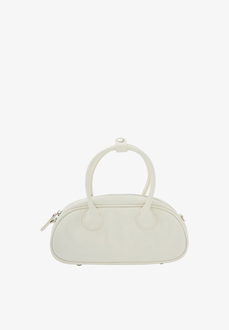 Hvid læder clutch i rund form, med top hanke, glat tekstur og lynlås lukning med små runde hardware.