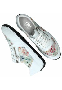 Des baskets blanches dotées d'un dessus en mesh multicolore texturé avec un détail de zipper. Semelle en caoutchouc noir ; lacets pour un ajustement sécurisé ; bout rond.