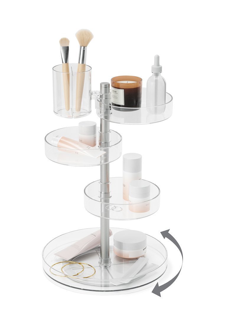 Ein klarer, drehbarer Organizer aus Acryl mit drei runden Ebenen, einem zentralen Ständer und Fächern für Pinsel, Kerzen und Kosmetika.